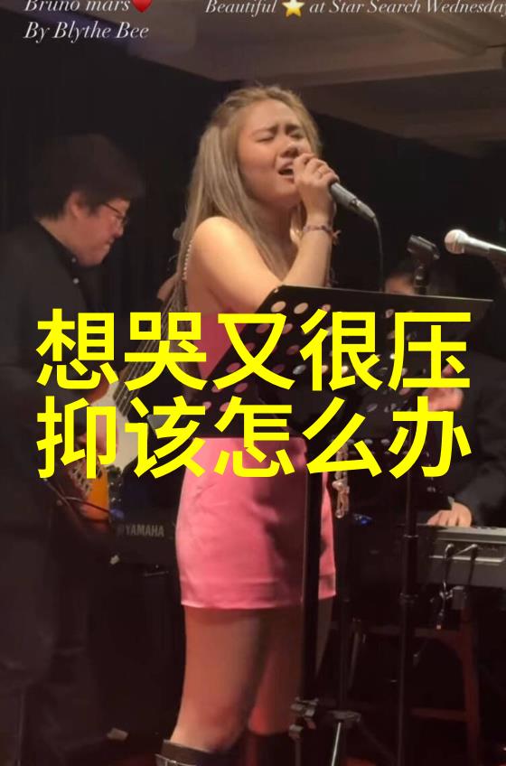 热吻的甜蜜美女与帅哥的浪漫亲密时刻