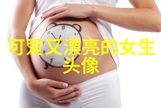 夏日海滩上的泳装美女阳光水波与时尚的完美交响