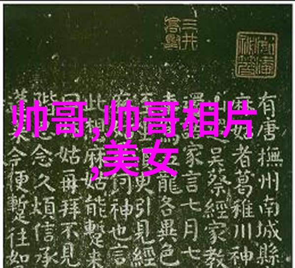 江岸有枝沿着水边的翠绿树荫