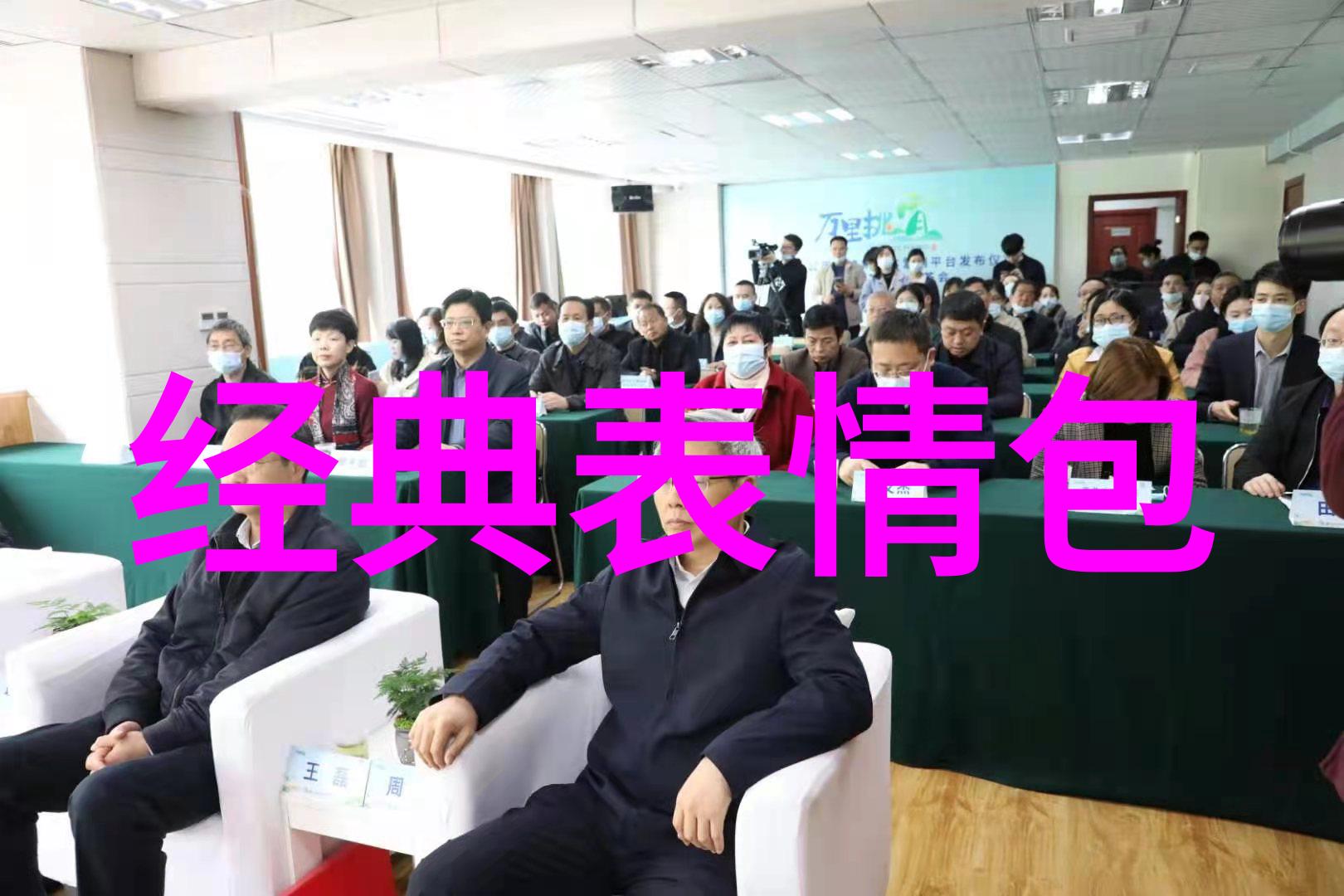 一场浪漫之夜一位美丽女子以及一个不经意间释放出的强烈冲动那就是他第一次公开的射精瞬间