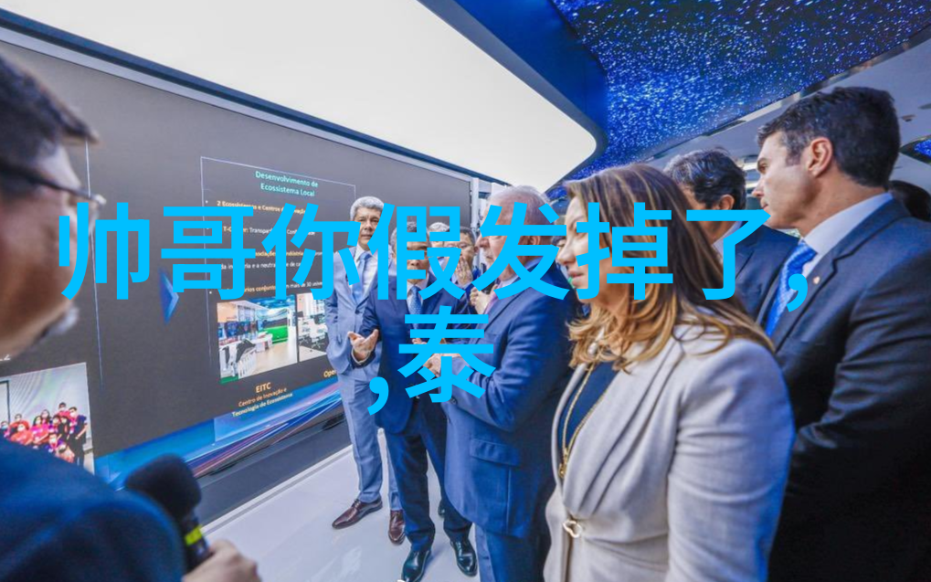 夏日沙滩美女海滩上穿着比基尼的美丽女性