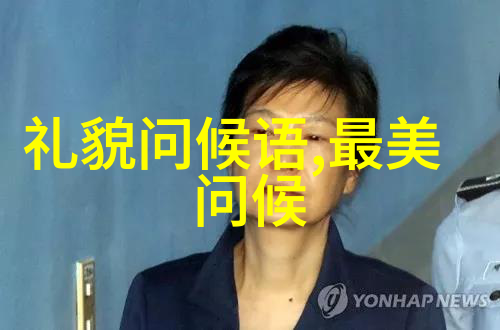 在医院的走廊里一位医生深情地对着一幅消防安全宣传画沉思道人生的每一步都要有准备就像我们对待每一个病人