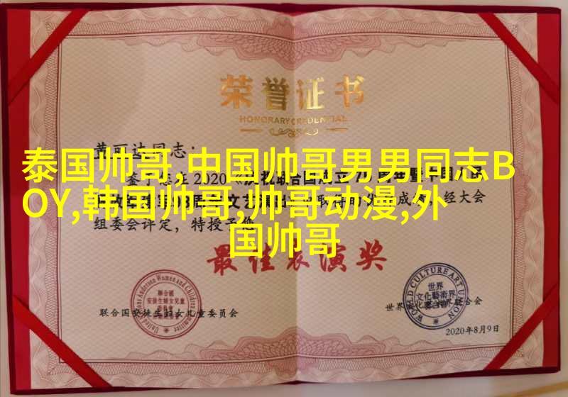两位朋友一起参加户外活动，一边聊天一边笑着